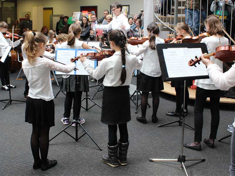 kleines-streichorchester-klein Großes Bläserensemble